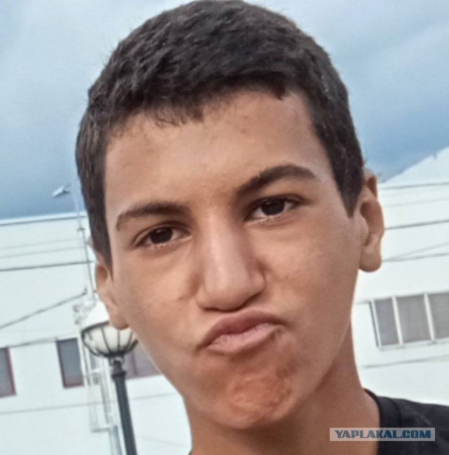 Ради лайков в социальных сетях с ноги влетел в школьницу!
