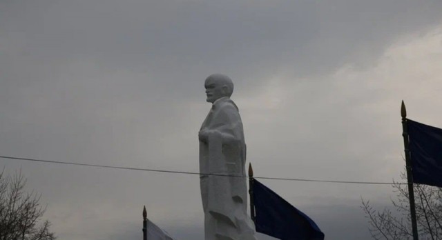 Ленина одели Дедом Морозом в свердловском городе, где власти борются с Ильичом