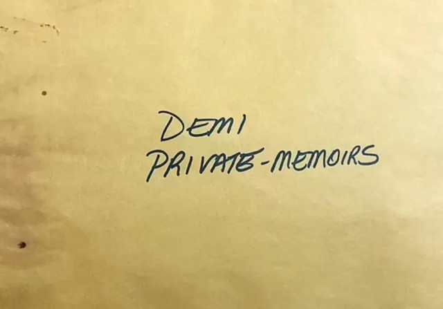 В мусорном баке нашли откровенные мемуары Деми Мур, которые выбросил Брюс Уиллис