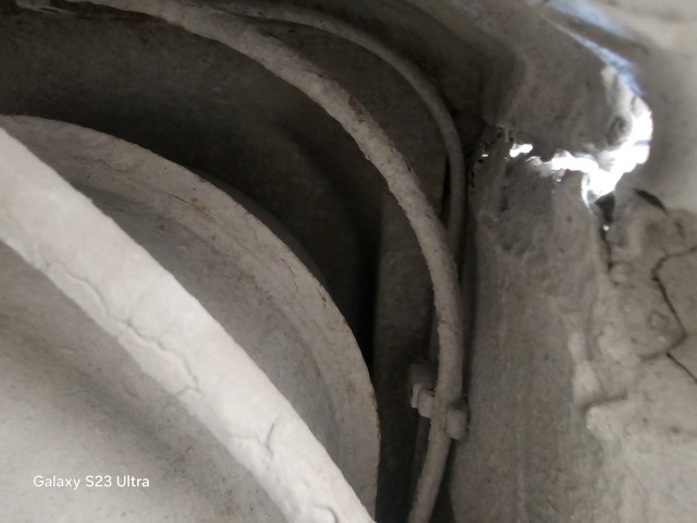 Резка и сварка кузова рядом с бензобаком и топливными трубками