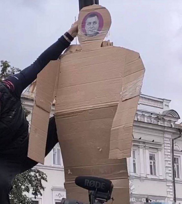 В Иркутске «губернатора» повесили на столб