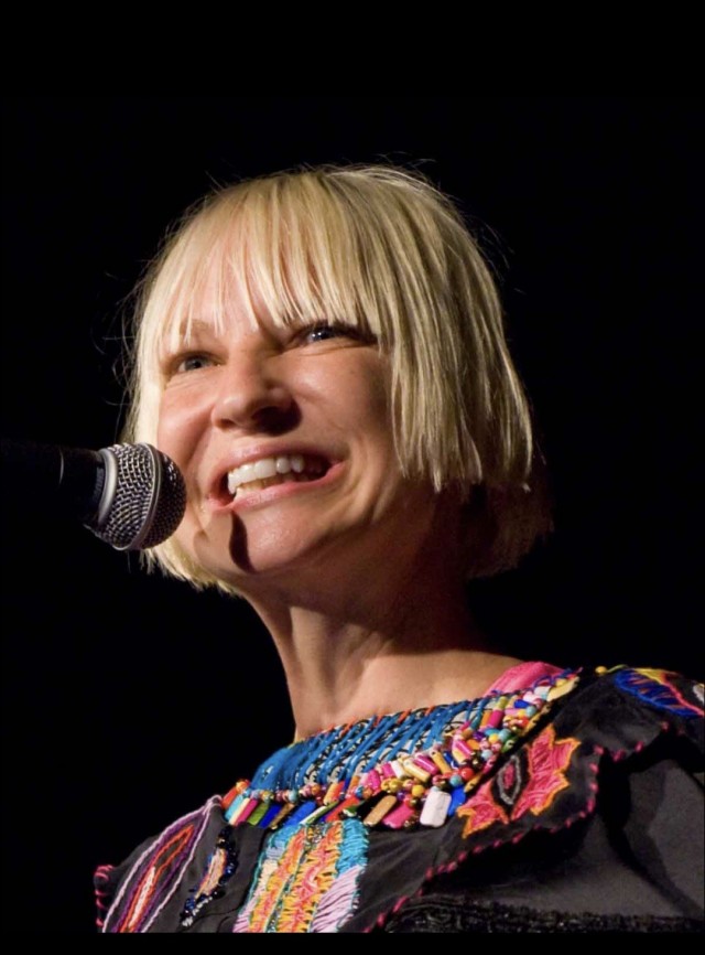Бывший муж певицы Sia потребовал от неё выплачивать $250 тыс. (почти ₽20 млн) в месяц