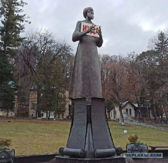 На Трафальгарской площади в Лондоне появилась 5-метровая скульптура «Леди в синем», посвящённая образу обычной женщины