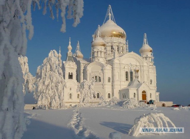 Под голубыми небесами..