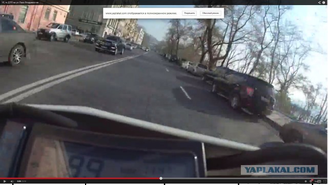 Байкер врезался в пешехода в центре Владивостка