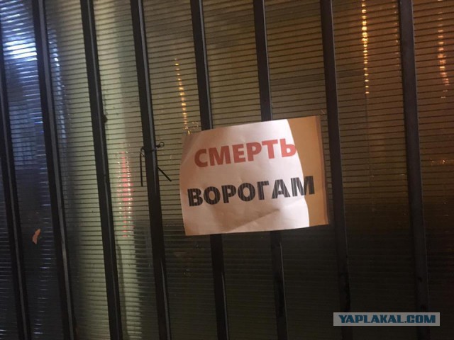 В Одессе выбросили принесенные к Генконсульству России цветы
