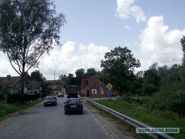 На западе Украины починили дорогу, "откопав" из асфальта старое покрытие конца 50-х