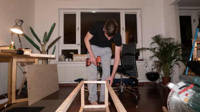 Как парень сделал вязальную машину, чтобы развлечь пассажиров в ожидании поезда