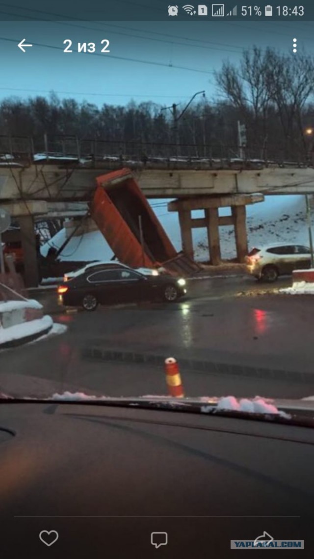 Самосвал въехал в мост!