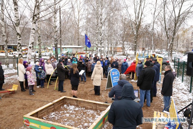 В Могилеве депутаты торжественно открыли металлические перила