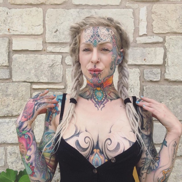Немка бросила высокооплачиваемую работу и потратила $50 тыс, чтобы стать татуированным фриком