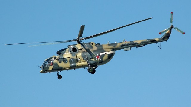 Заводят вертолёт с толкача