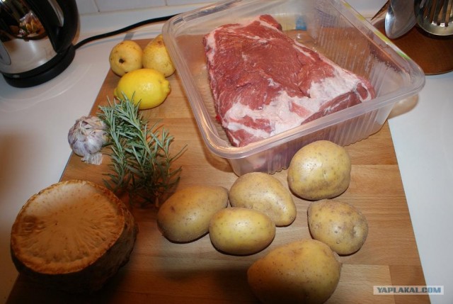 Маринованная свинина скартошкой,грушей и сельдерее