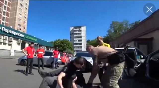 Автохам с дубиной против перчика