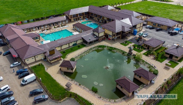 На пляжах Анапы закончились не только лежачие, но и сидячие места. Загорать там можно только стоя