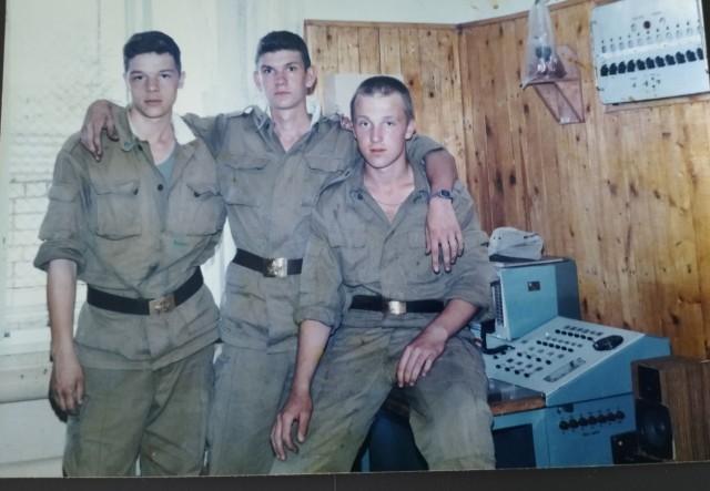 А давайте в честь праздника, выкладывать свои армейские фотки уважаемые яповцы