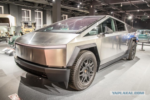 Tesla Cybertruck занял место в музее, но на фоне соседей выглядит убого