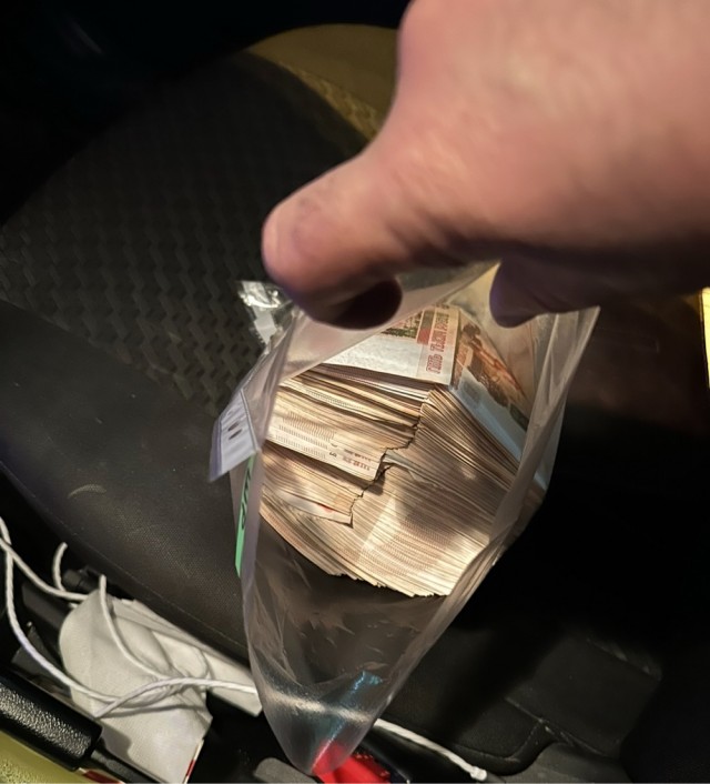 В Москве какой-то мужик выкинул из машины мешок 5ти тысячных купюр (больше 5 лямов). Теперь все останавливаются и набивают карманы.