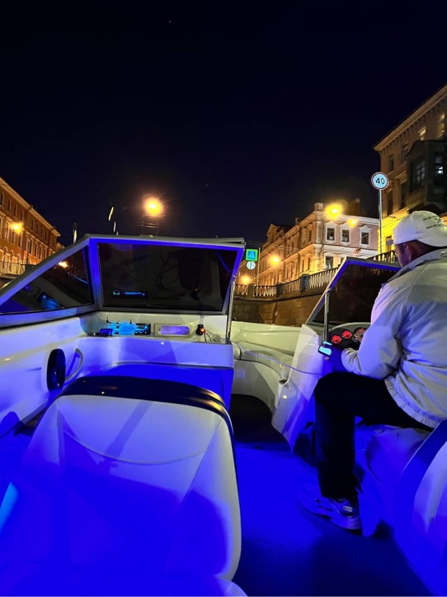 Мой бедный друг, из глубины твоей души Стучит копытом сердце Петербурга