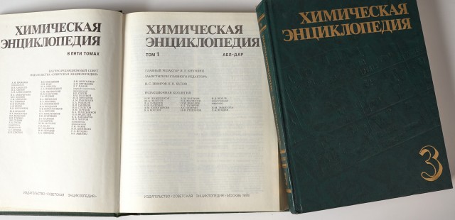 Книжные полки с книгами