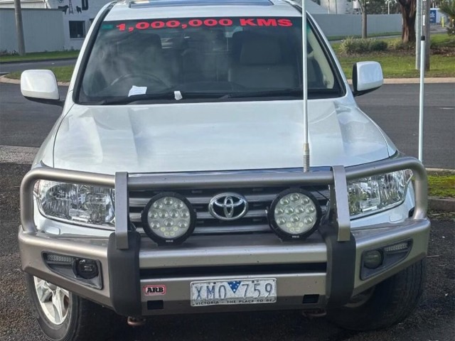 В Австралии на аукцион выставили Toyota Land Cruiser 200, проехавший 1 млн км по цене 1,2 млн рублей