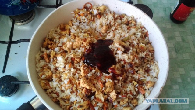 Жареный рис по тайски с креветками и грудкой