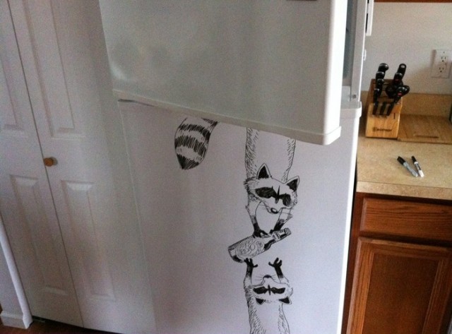 Давай покрасим холодильник в черный цвет!