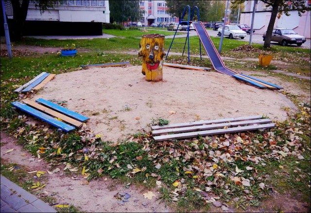 18 странных скульптур на детских площадках, которые невозможно забыть