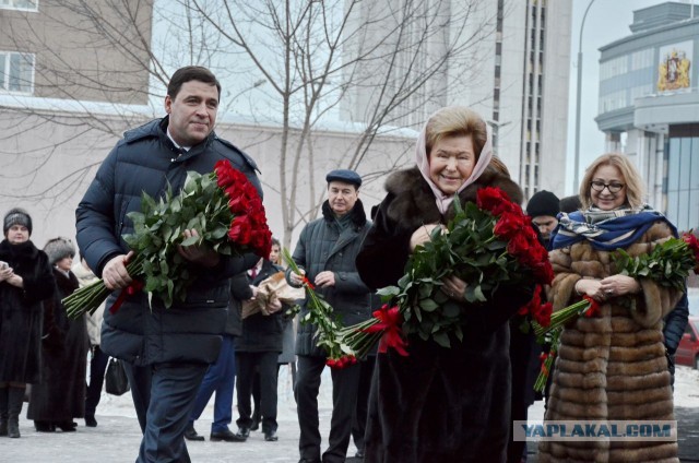 10 тысяч алых цветов возложено к могиле Сталина в Москве
