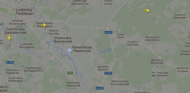 Самолет с невыпущенным шасси готовится к посадке в Подмосковье