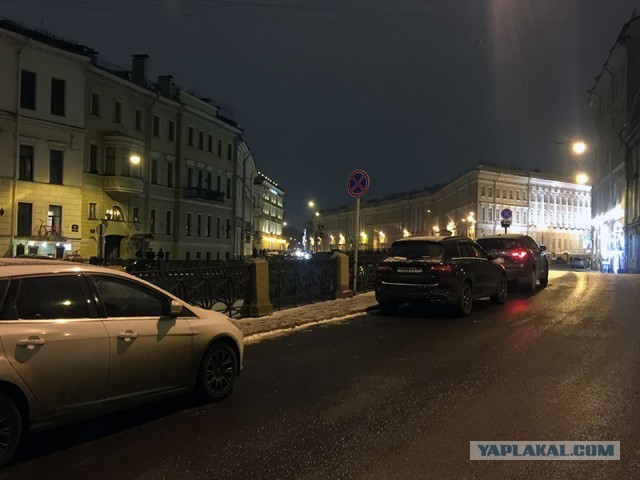 Михаил Боярский считает 2-й Зимний мост своей парковкой. Его «Мерседес» снова встал не по правилам