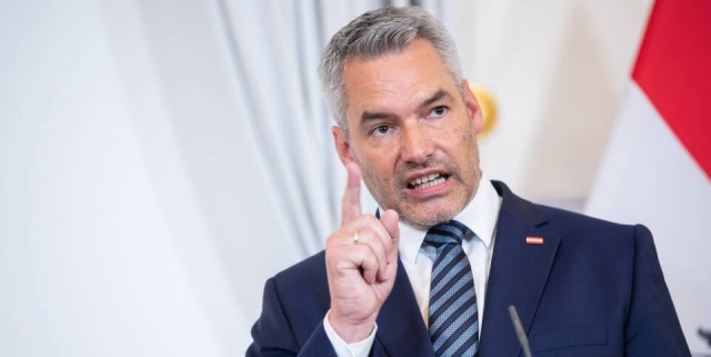 Канцлер Австрии призвал "остановить безумие" на энергетических рынках