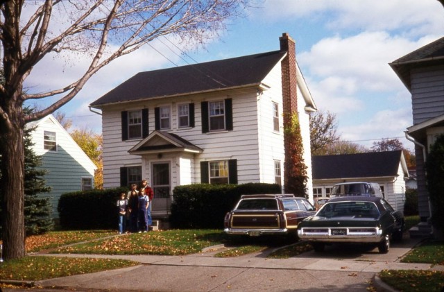 Страшный огнедышащий дракон против вооруженных детей