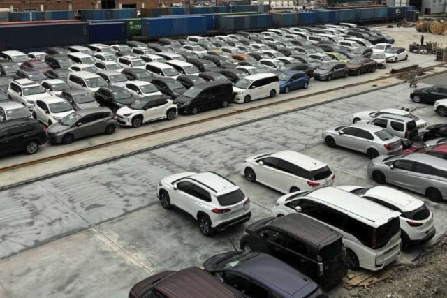 "Успеть до 1 ноября": В порту Владивостока скопились паромы из Японии и Южной Кореи с тысячами автомобилей