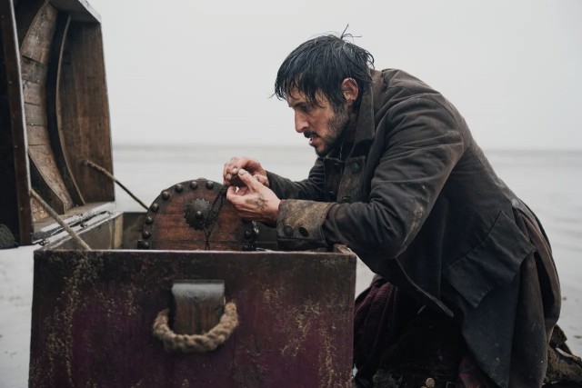 Появились первые кадры сериальной адаптации «Острова сокровищ»