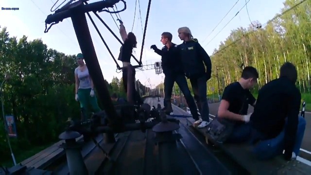 В Татищеве парень и девушка полезли через крышу поезда и погибли