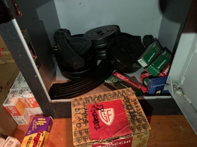 В элитном подмосковном посёлке Вешки ФСБ проводит масштабную спецоперацию - местный житель отстреливается из дома