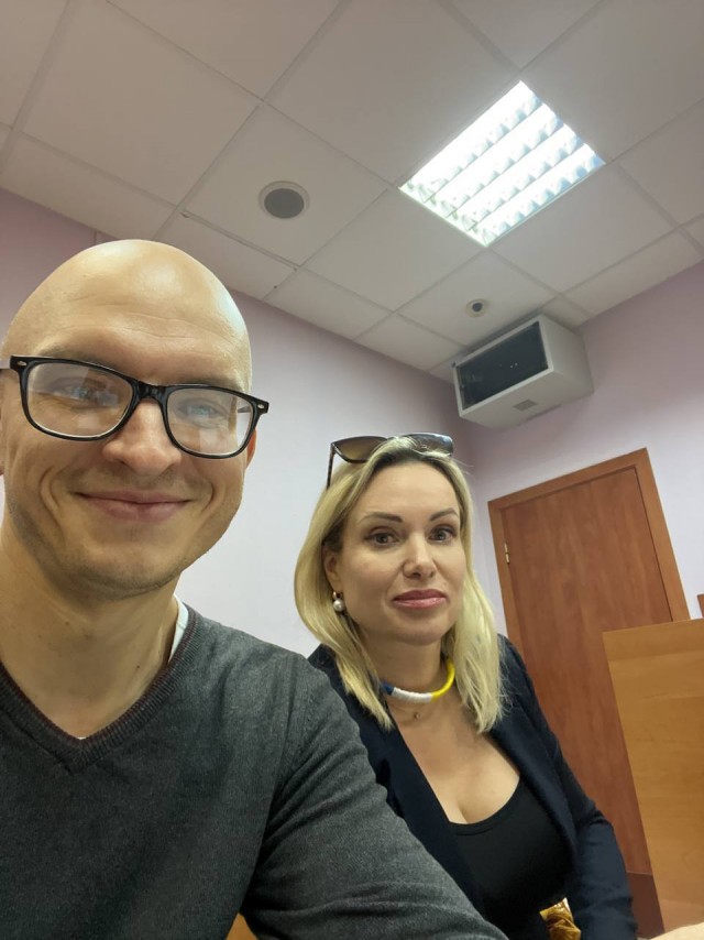 Адвокаты не могут найти Марину Овсянникову, пропала после появления в эфире с антивоенным плакатом
