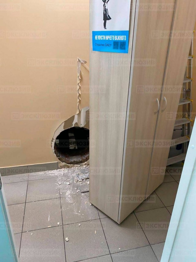 Воры попали в российский банк через дыру в стене и оставили там синие трусы