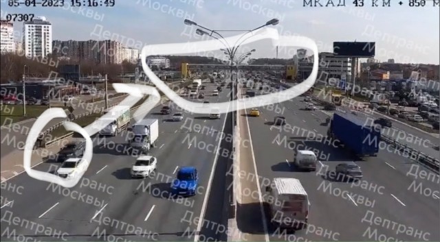 Мужчина попытался перебежать МКАД, но что-то пошло не так