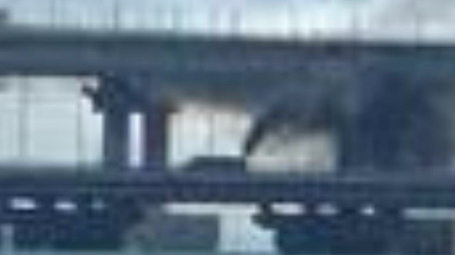 На Крымском мосту виден дым, движение перекрыто