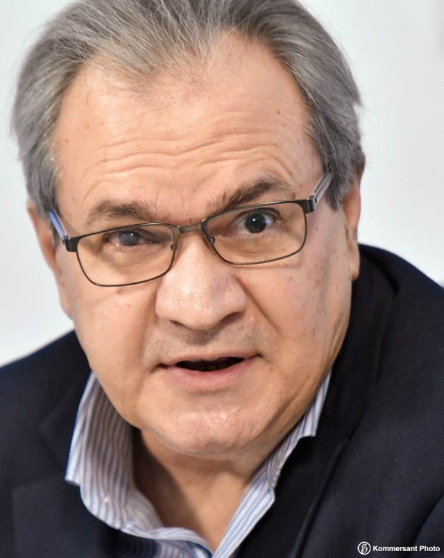 Выдавать паспорт РФ иностранцам нужно одновременно с постановкой на воинский учет, заявил глава СПЧ Валерий Фадеев