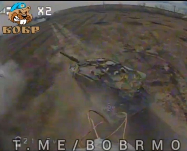 Противник публикует кадры удара FPV-дрона по флагам установленным на Авдеевском терриконе