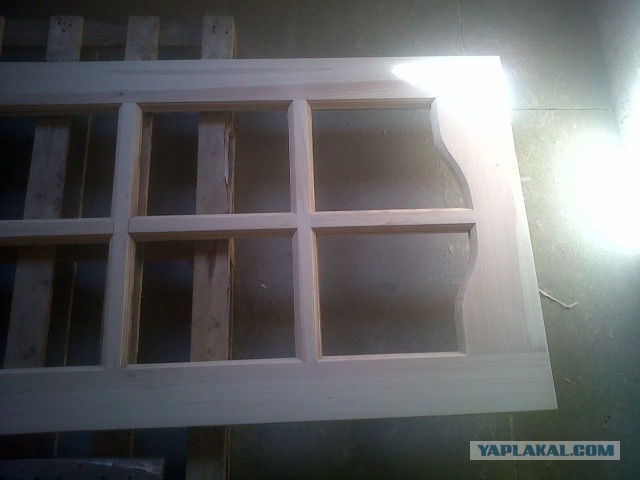 Деревянное дверное полотно дёшево и сердито.