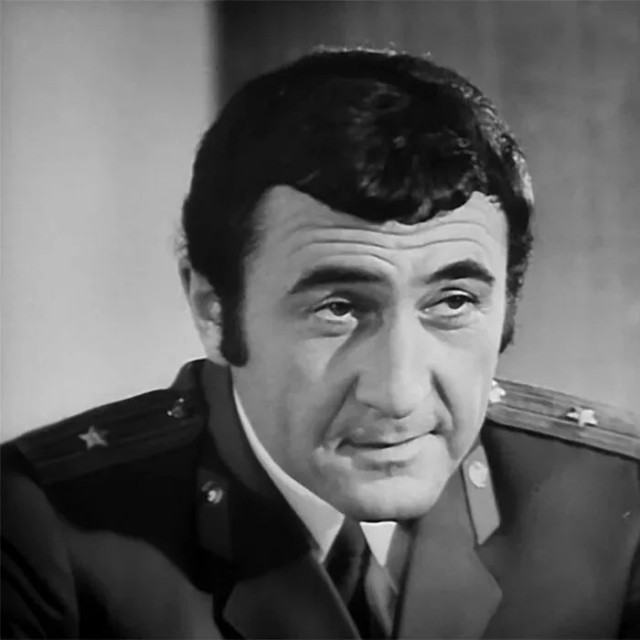 Сегодня знаменитому актёру, телеведущему и герою мемов исполнилось 86 лет.