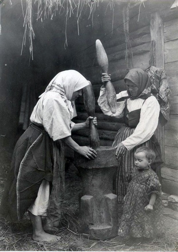 Пpиготовление муки из пшена обталкиванием в ступе.