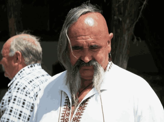 Зачем запорожские казаки носили чуб на бритой голове? Почему над этой прической так смеялись русские?