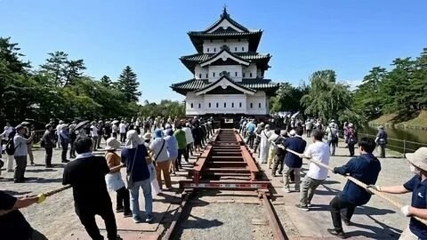 Древний замок в Японии сдвинули на 2 метра вручную 1800 добровольцев
 