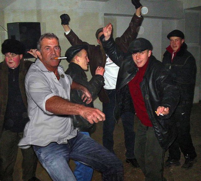 "На бровях": знаменитости, снятые папарацци в пьяном виде