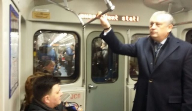 Губернатор Ленобласти в поддержку петербуржцев поехал на работу на метро